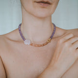 RADIANT SHELL – AMETHYST, SONNENSTEIN & ROSENQUARZ MUSCHELKETTE